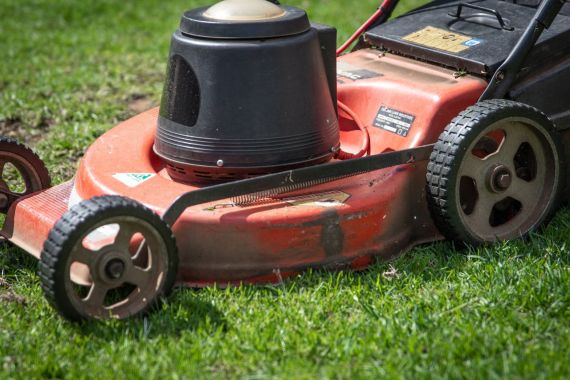 Jak správně připravit sekačky a traktory na zahradní sezónu Údržba sekaček před sezónou: Klíčové kroky pro dlouhou životnost